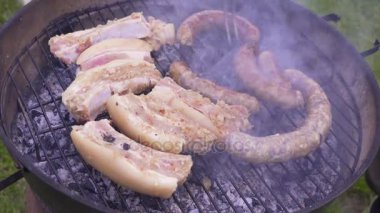 Şef ızgara et saygısız. Barbekü et üzerinde hazırlanıyor ızgara, yakın çekim. Koyun eti veya domuz eti ızgara.