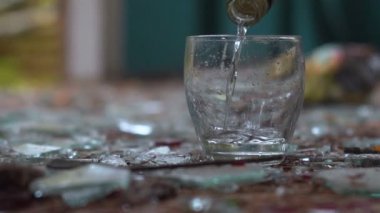 votka kırık cam bardak awesome zemin üzerine dökülen