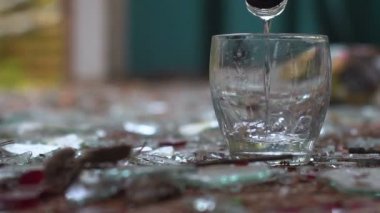 votka kırık cam ve arka plan üzerinde bir cam içine dökme