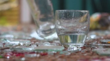 bir bardak votka ve düşmüş şişe