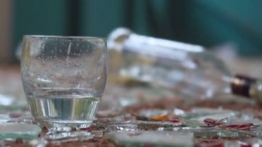 bir bardak votka ve düşmüş şişe