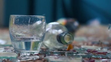 bir bardak votka ve düşmüş şişe