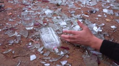 adam alkol yüzünden ölür. Şişeyle düşen el