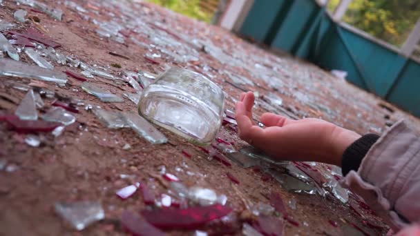 Fallande Hand med flaska. döden från alkohol — Stockvideo