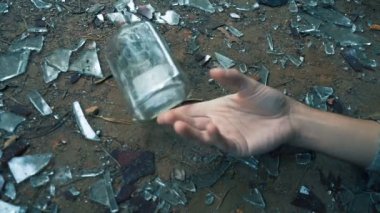 Düşen el ile şişe. alkol ölümden