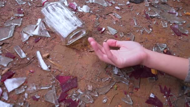 Spadające rękę z butelki. śmierć od alkoholu — Wideo stockowe