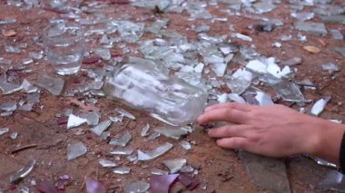 adam alkol yüzünden ölür. Şişeyle düşen el