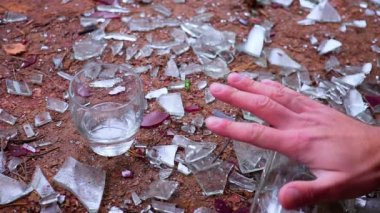 adam alkol yüzünden ölür. Şişeyle düşen el