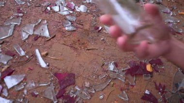 Düşen el ile şişe. alkol ölümden