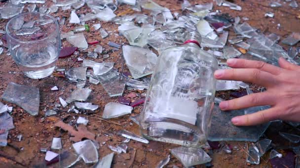 Człowiek umiera z powodu alkoholu. Spadające rękę z butelki — Wideo stockowe