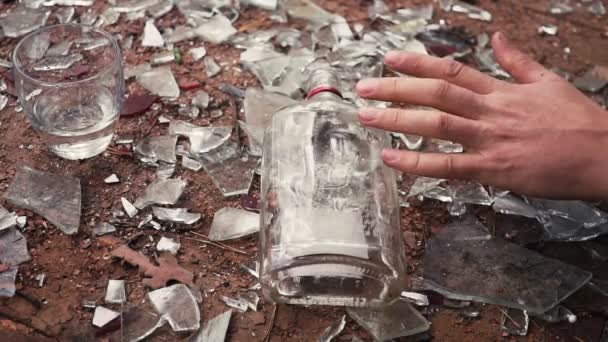 L'homme meurt à cause de l'alcool. Main tombante avec bouteille — Video