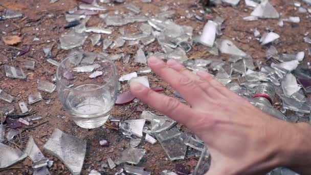 남자는 알코올 때문에 죽는다. 병으로 떨어지는 손 — 비디오