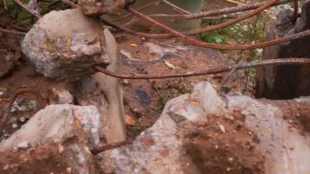 Edificio en ruinas. textura de un montón de piedras, hormigón y accesorios . — Vídeos de Stock