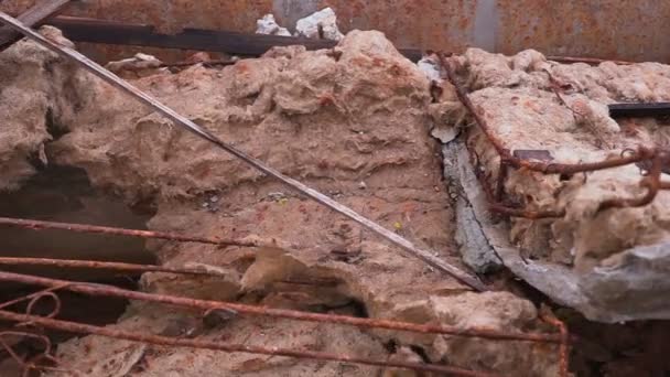 Verwoeste gebouw. textuur van een stapel stenen, beton en hulpstukken. — Stockvideo