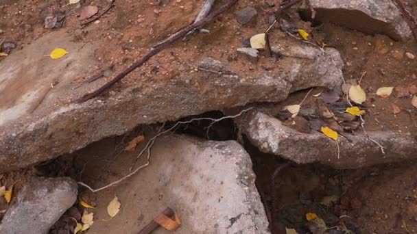 Edifício arruinado. textura de uma pilha de pedras, concreto e acessórios . — Vídeo de Stock