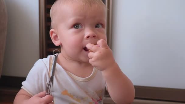 Leuke jongen eten kind koekje — Stockvideo