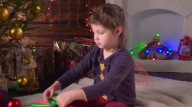 Noel hediyesini alırken kız