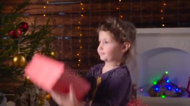 Noel hediyesini alırken kız