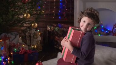 Noel hediyesini alırken kız