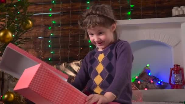 Noel hediyesini alırken kız — Stok video
