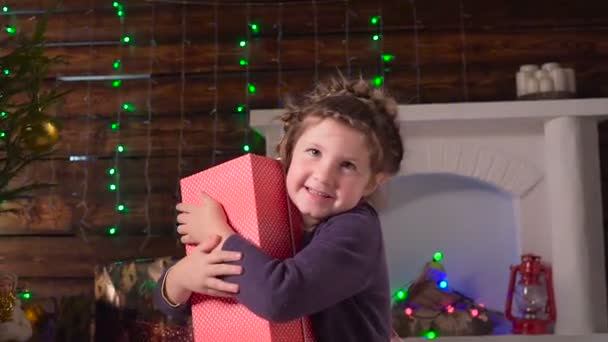 Chica recibiendo su regalo de Navidad — Vídeos de Stock