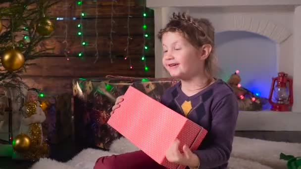 Fille recevant son cadeau de Noël — Video