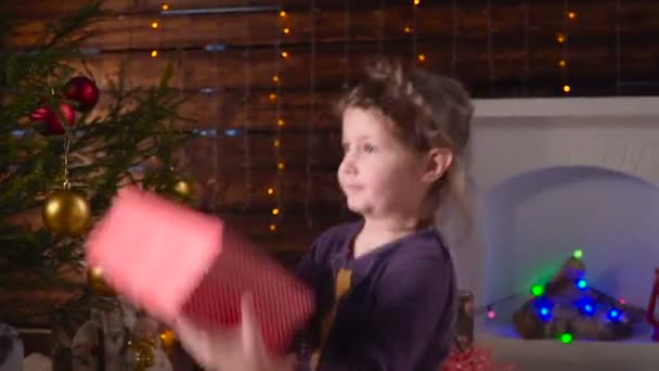 Meisje haar kerstcadeau ontvangen — Stockvideo