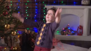 Kız sevinir ve bir Noel hediyesi atar