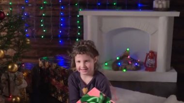 Kız sevinir ve bir Noel hediyesi atar