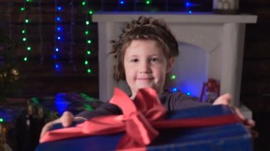 Noel hediyeleri ve gülümsüyor kız gösterir