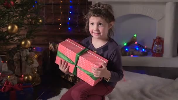 Menina recebendo seu presente de Natal — Vídeo de Stock