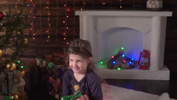 Fille recevant son cadeau de Noël — Video