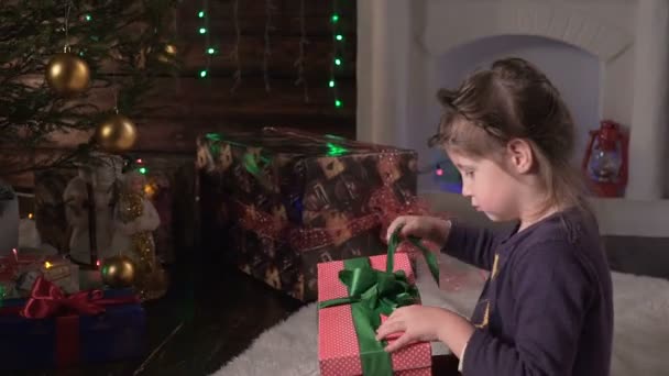 La fille ouvre son cadeau de Noël — Video