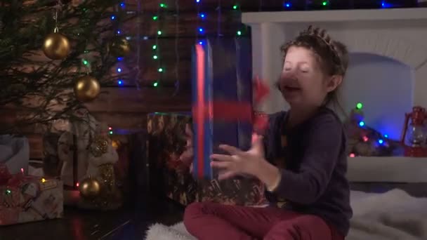 Fille recevant son cadeau de Noël — Video