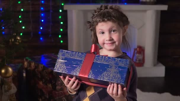 Fille montre cadeaux de Noël et sourires — Video