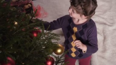 bir Noel ağacı Kız Giydir