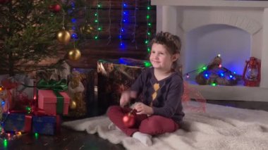 Kız bir Noel ağacı süslemek