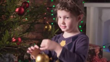 Kız bir Noel ağacı süslemek