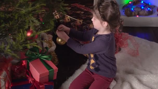 Девушка украшает елку — стоковое видео