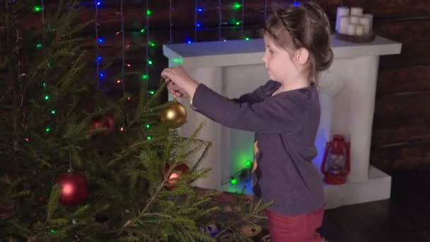 Fille décorer un arbre de Noël 