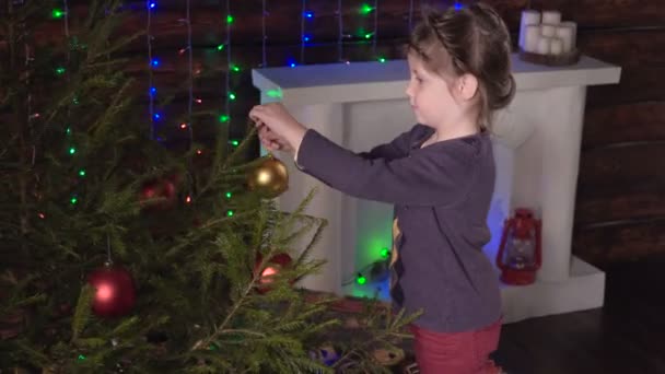 Meisje decoreren een kerstboom — Stockvideo