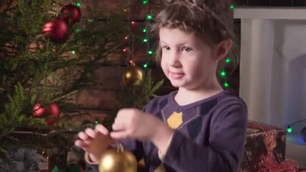 Menina decorar uma árvore de Natal — Vídeo de Stock