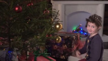 Kız bir Noel ağacı süslemek