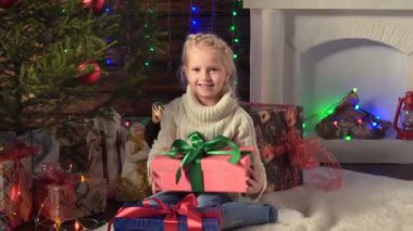 Noel hediyesini kızla