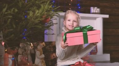 Noel hediyesini kızla