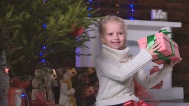Noel hediyesini kızla