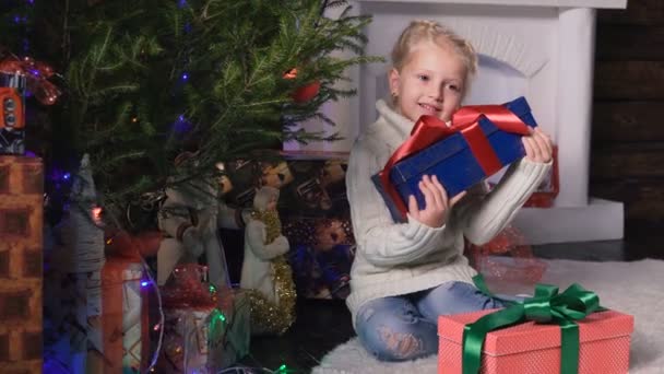 Menina com seu presente de Natal — Vídeo de Stock