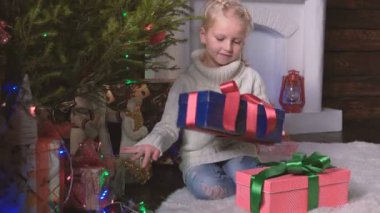 Noel hediyesini kızla