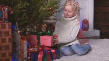 Noel hediyesini kızla
