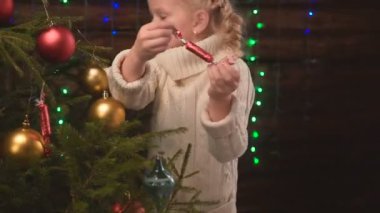 bir Noel ağacı Kız Giydir